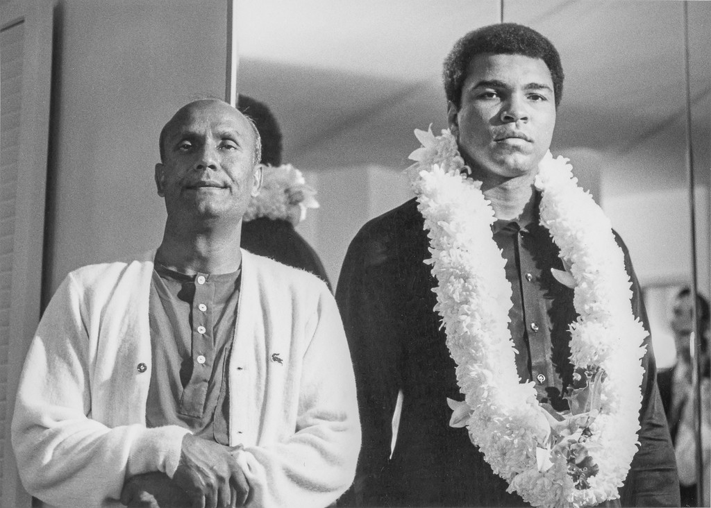 Sri Chinmoy meets with Muhammad Ali in NYC