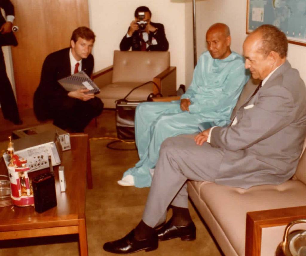 1984-06-jun-28-Sri-Chinmoy-with-pres-of-UN General-Assembly-Jorge-Illueca-view