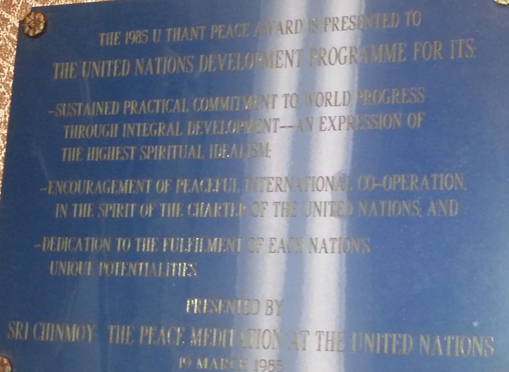 1985-04-mar-19-u-thant-award-undp-plaque-3