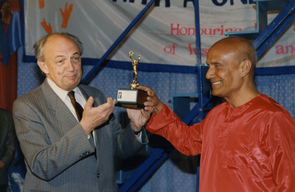 1992-feb-04 V.Petrovsky with Sri Chinmoy at "Lifting Up the World" 