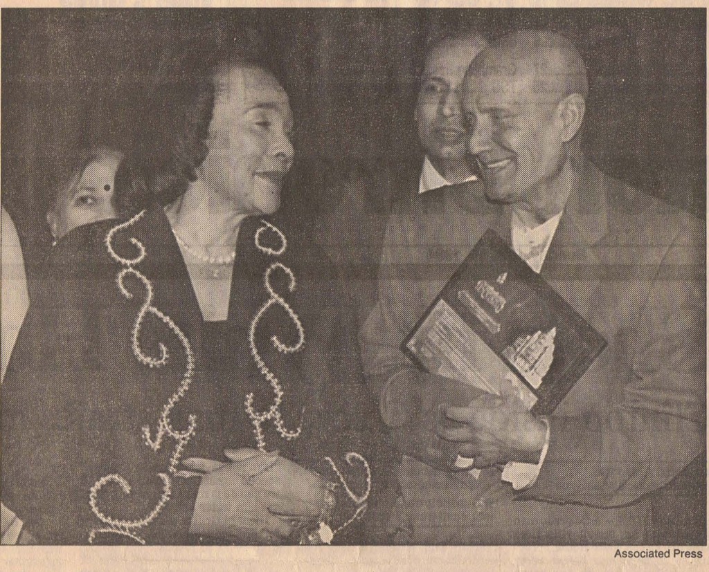 1994-10-oct-30-huston-chronical-ckg-coretta-scott-king-receive-gandhi-award-photo